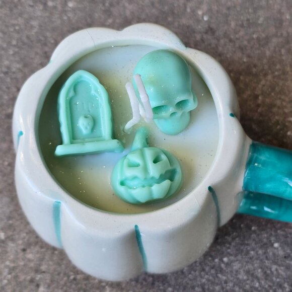 Handmade ✦ Pumpkin Mug Candle ✦ Vanilla Oatmeal Raisin Soy Wax Halloween Decor - Picture 6 of 9